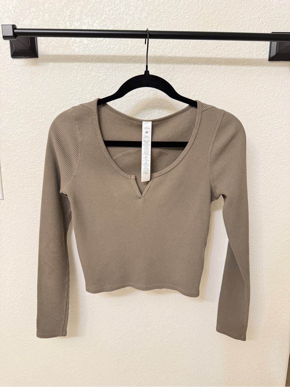Lululemon Waffle Cotton-Blend Henley Long-Sleeve Shirt Nomad Size 2 NWOT - Picture 3 of 6